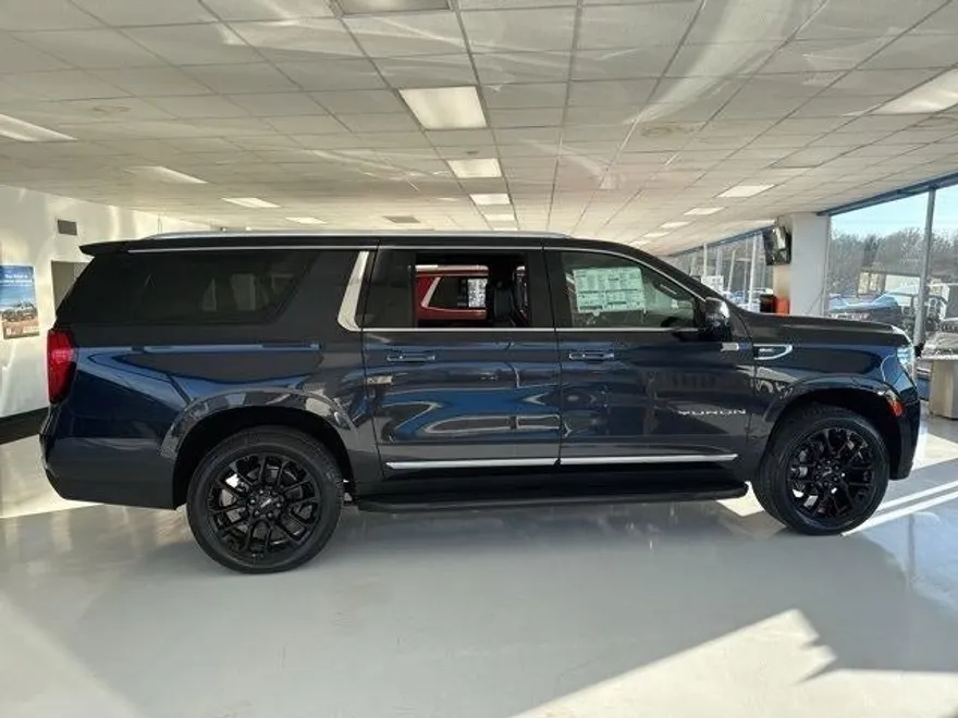 2024 Gmc Yukon XL SLT photo 1