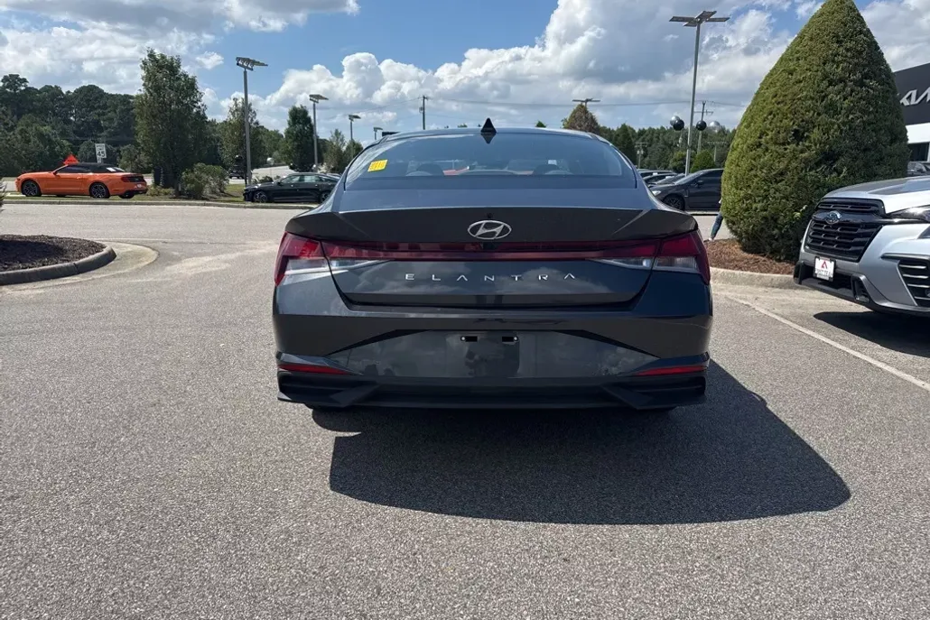 2023 Hyundai Elantra SEL photo 1