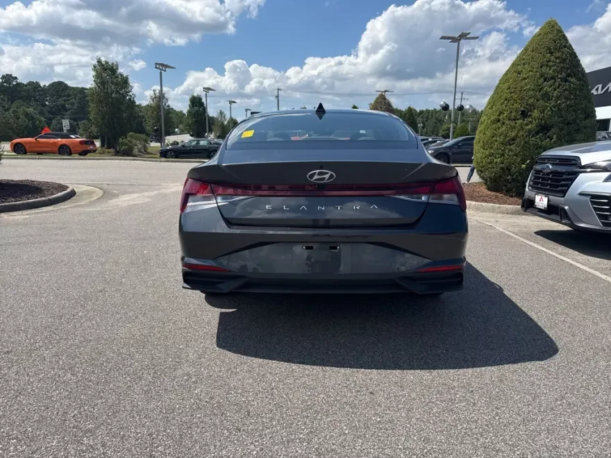 2023 Hyundai Elantra SEL photo 1