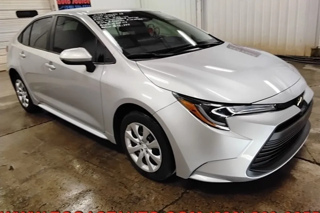 2024 Toyota Corolla LE photo 1