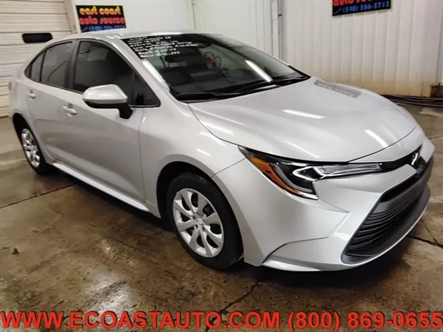 2024 Toyota Corolla LE photo 1