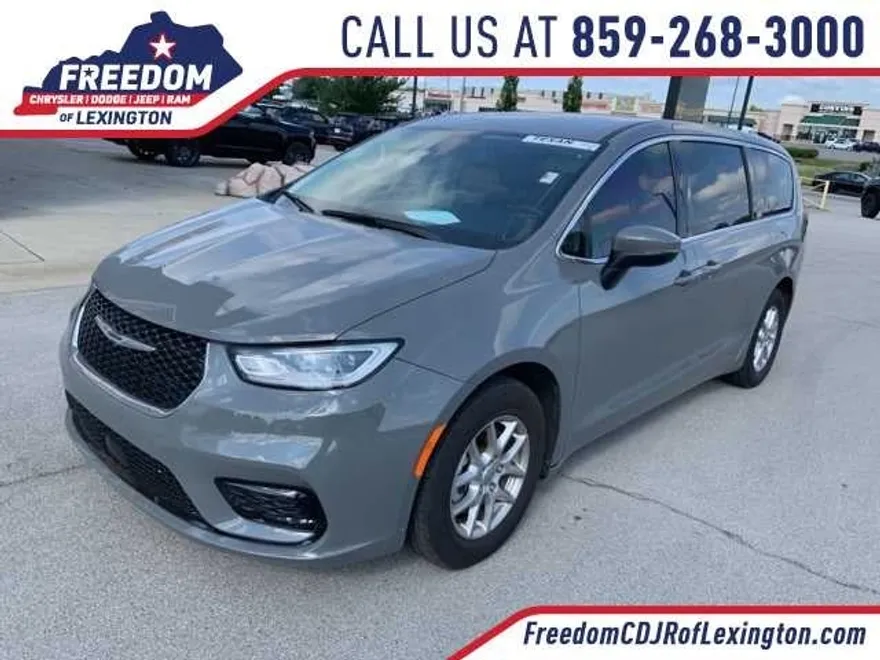 2023 Chrysler Pacifica Touring L photo 1