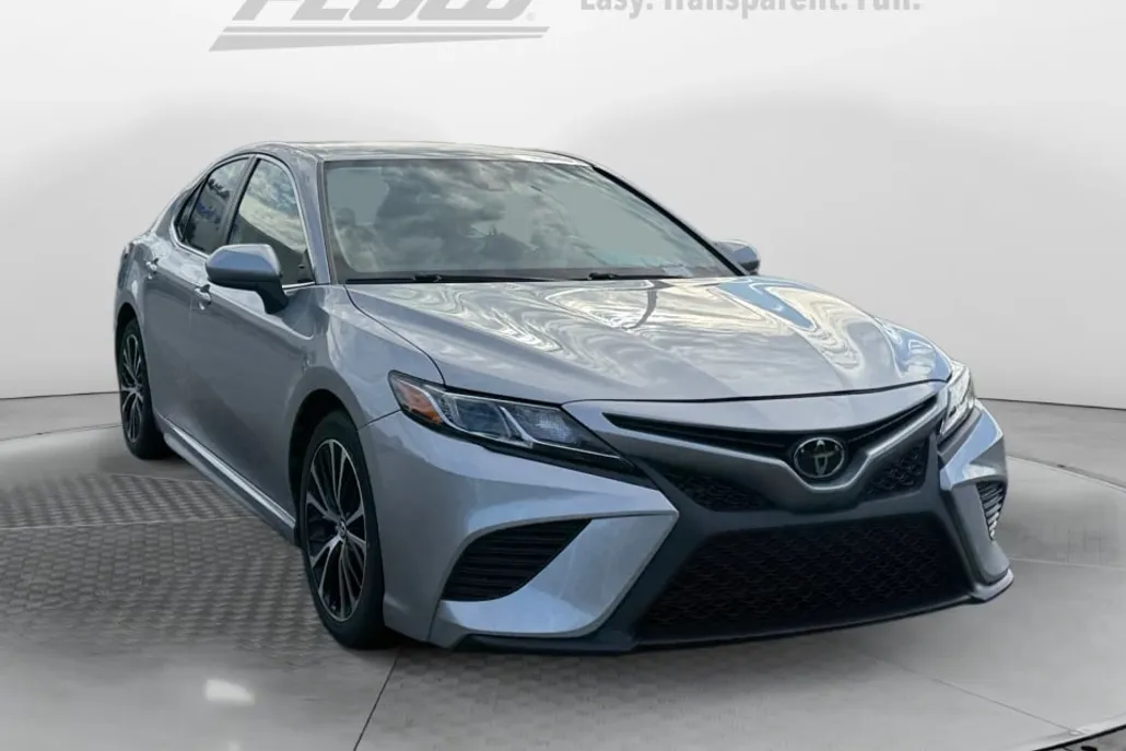 2020 Toyota Camry SE photo 1