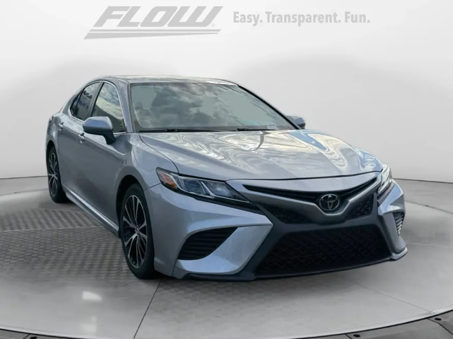 2020 Toyota Camry SE photo 1