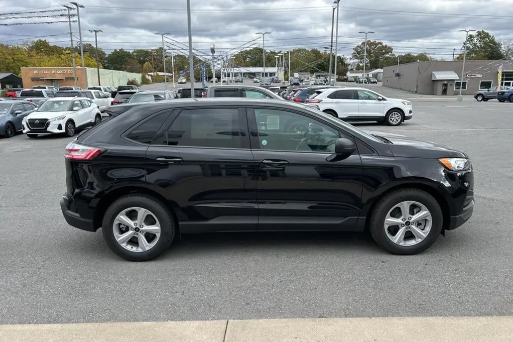 2024 Ford Edge SE photo 1