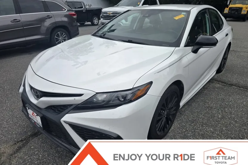 2022 Toyota Camry SE photo 1