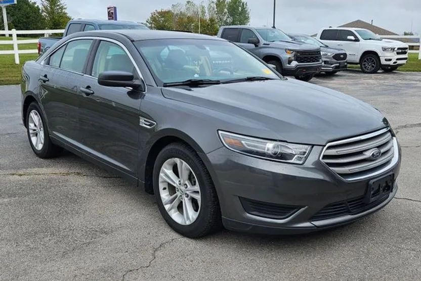 2016 Ford Taurus SE photo 1