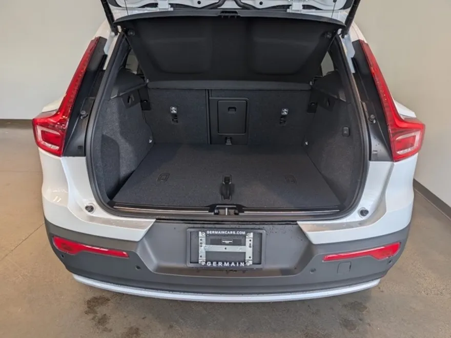 2025 Volvo XC40 photo 1