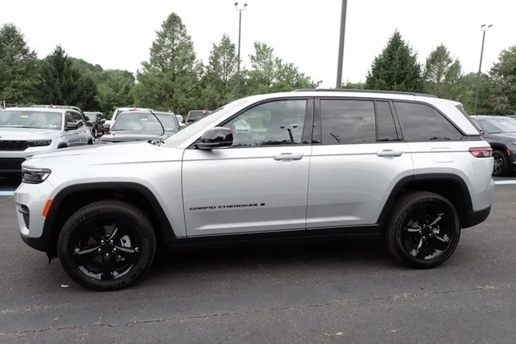 2025 Jeep Grand Cherokee Altitude photo 1