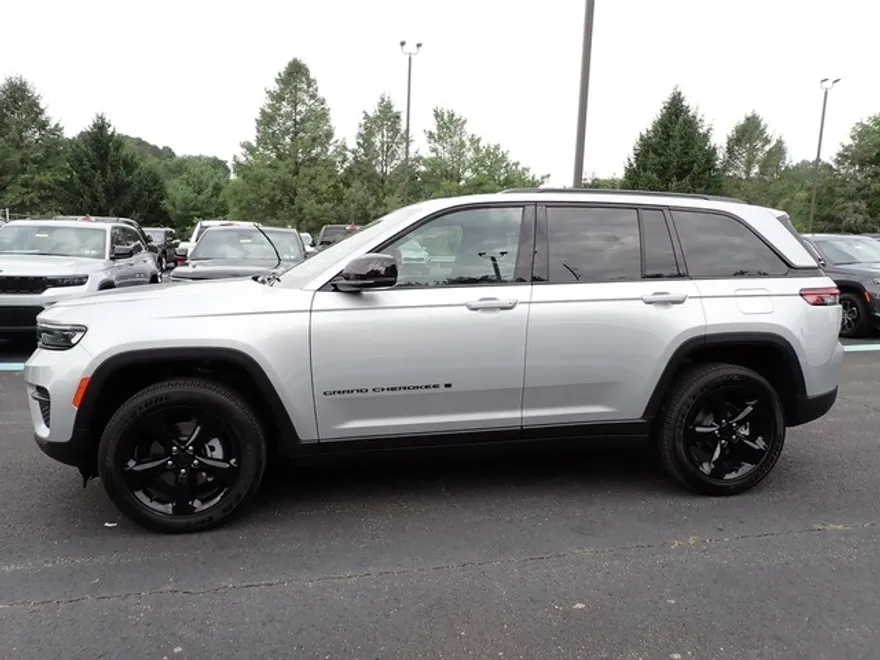 2025 Jeep Grand Cherokee Altitude photo 1