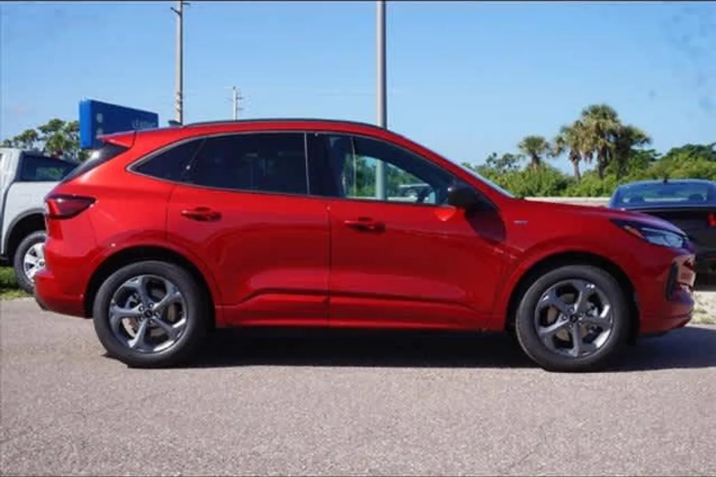2024 Ford Escape ST-Line photo 1