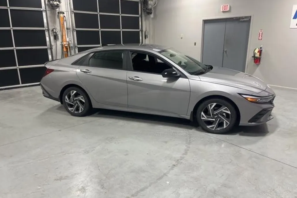 2025 Hyundai Elantra SEL Sport photo 1