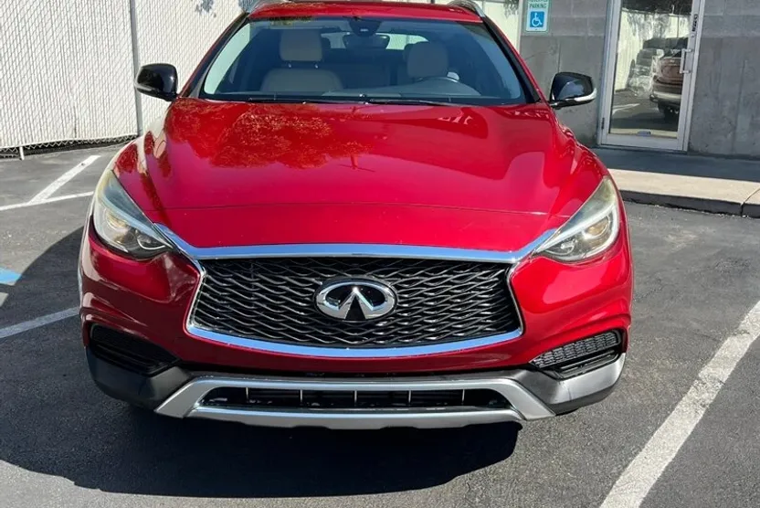 2018 Infiniti QX30 Luxury photo 1