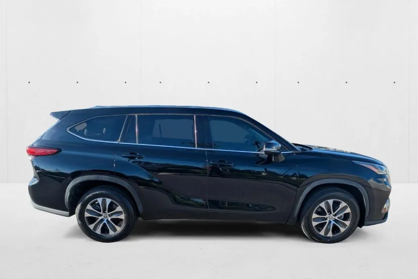 2021 Toyota Highlander XLE photo 1