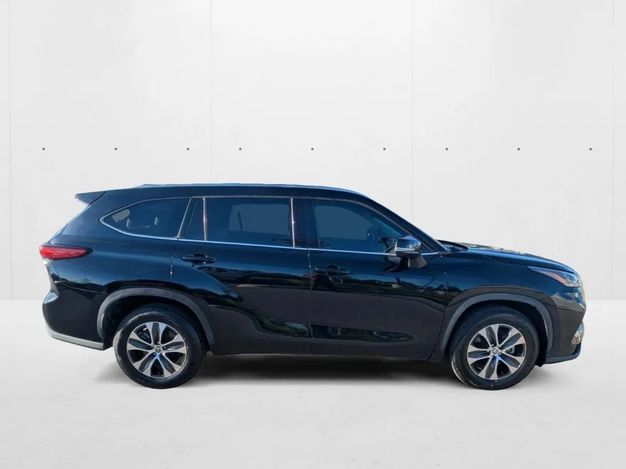 2021 Toyota Highlander XLE photo 1