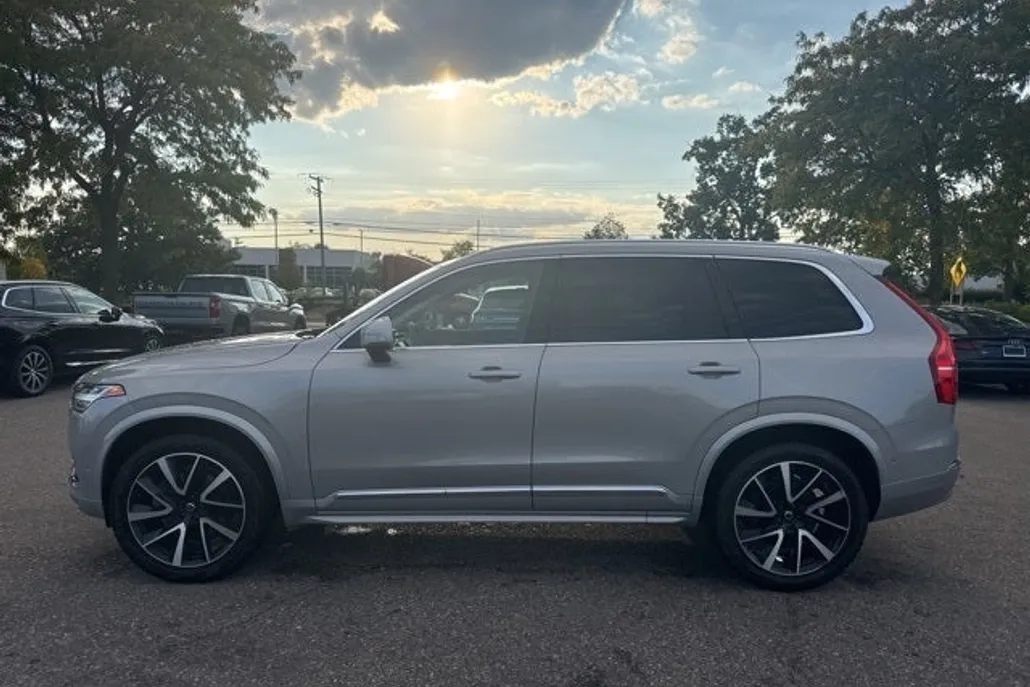 2023 Volvo XC90 B5 Plus photo 1