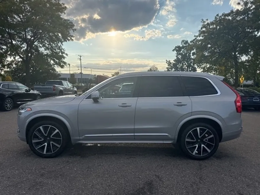 2023 Volvo XC90 B5 Plus photo 1