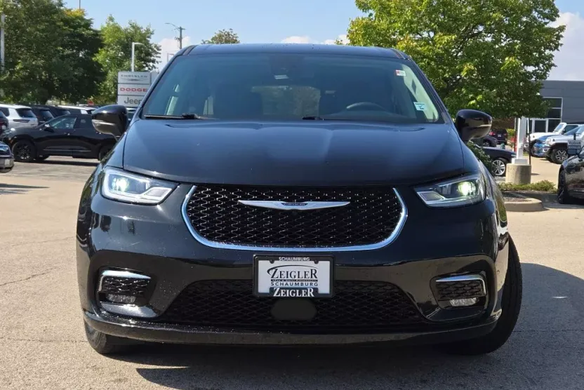 2023 Chrysler Pacifica Touring L photo 1