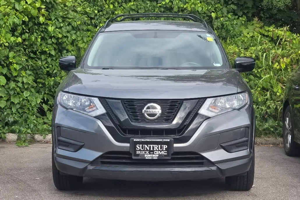 2018 Nissan Rogue SV photo 1