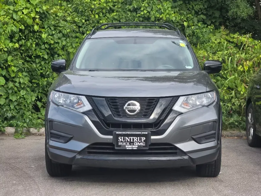 2018 Nissan Rogue SV photo 1