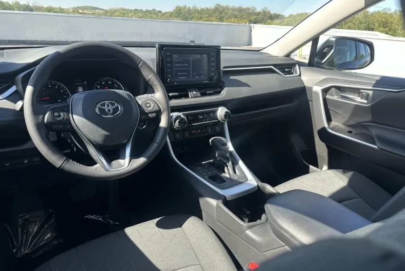 2022 Toyota RAV4 XLE photo 1