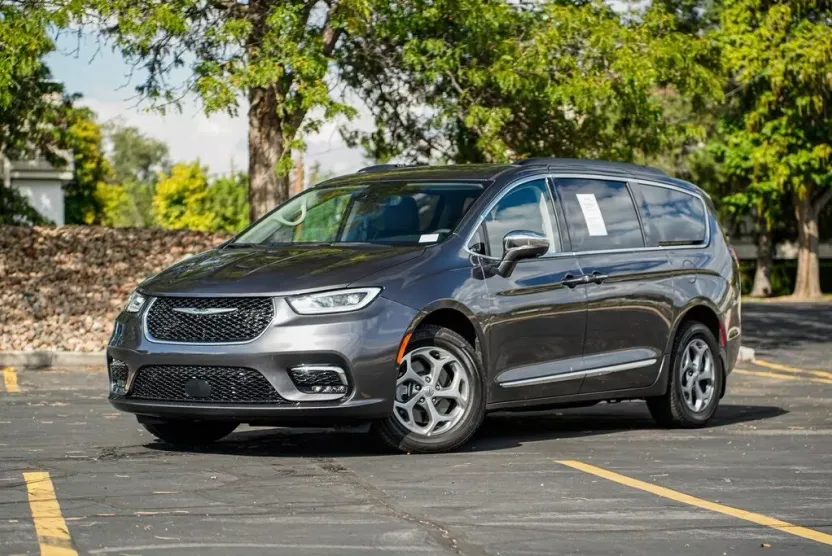 2022 Chrysler Pacifica Limited photo 1