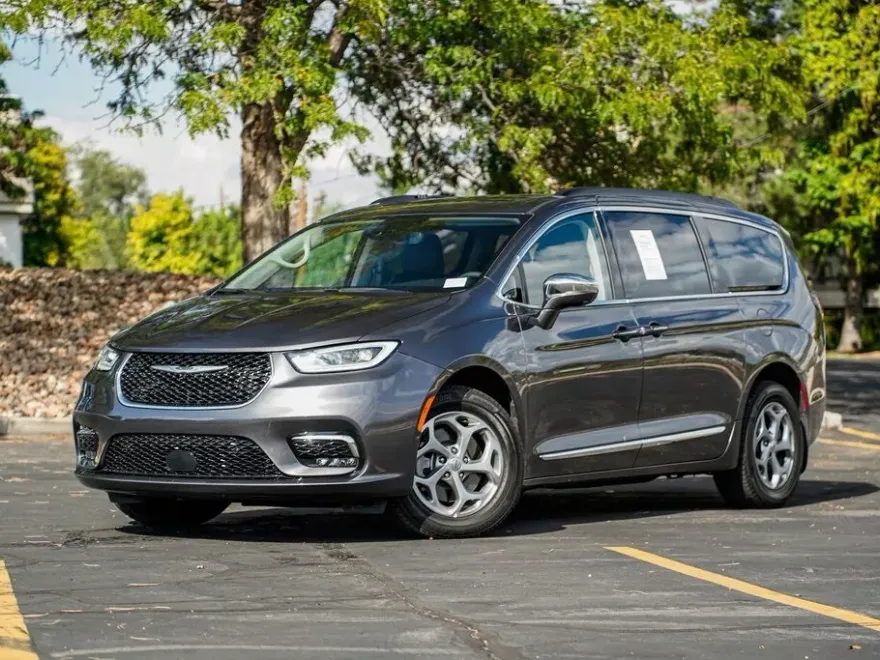 2022 Chrysler Pacifica Limited photo 1