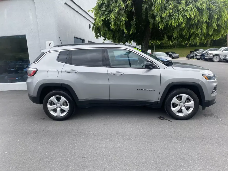 2022 Jeep Compass Latitude photo 1