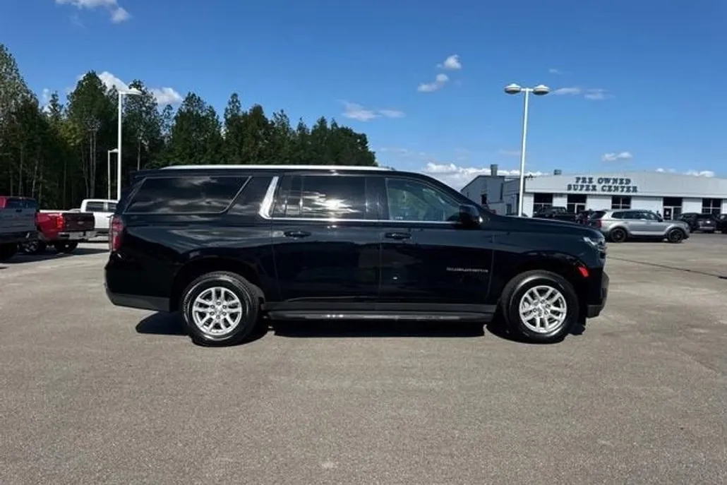 2023 Chevrolet Suburban LT photo 1