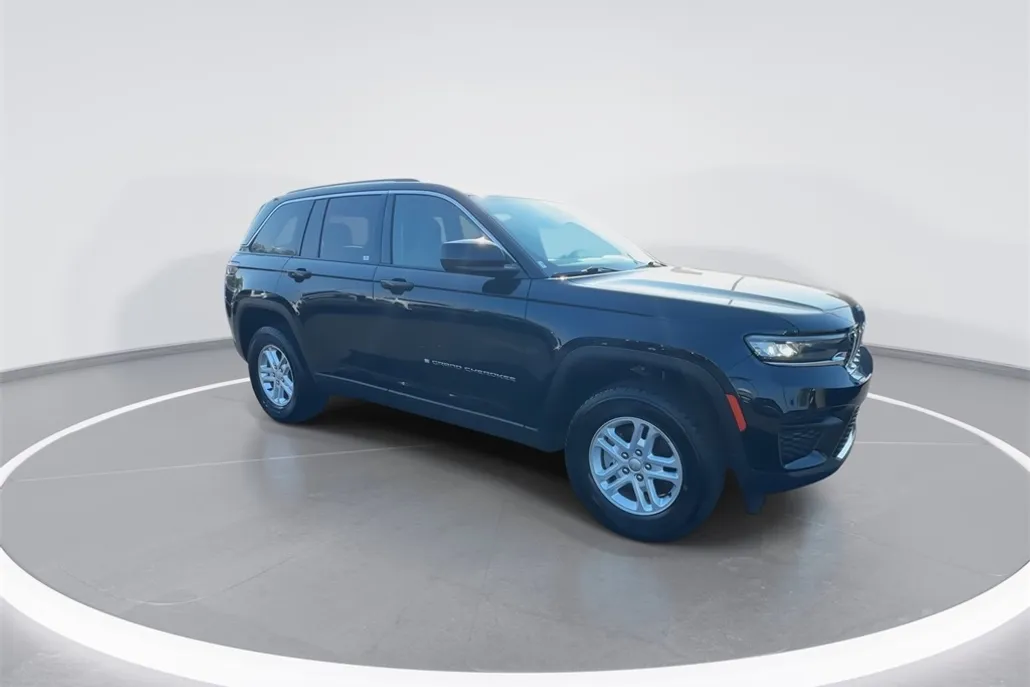2023 Jeep Grand Cherokee Laredo photo 1