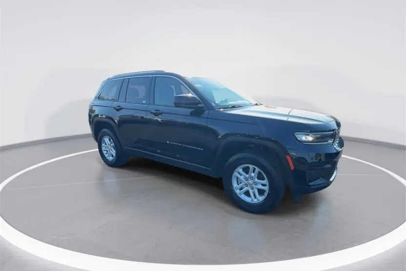 2023 Jeep Grand Cherokee Laredo photo 1