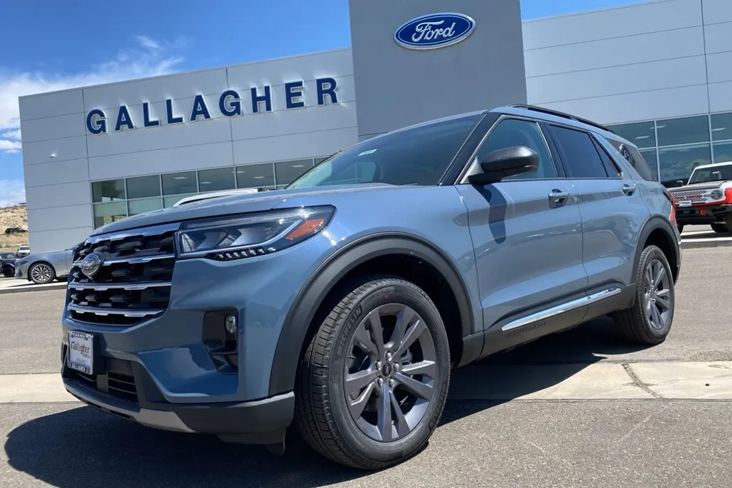 2025 Ford Explorer photo 1
