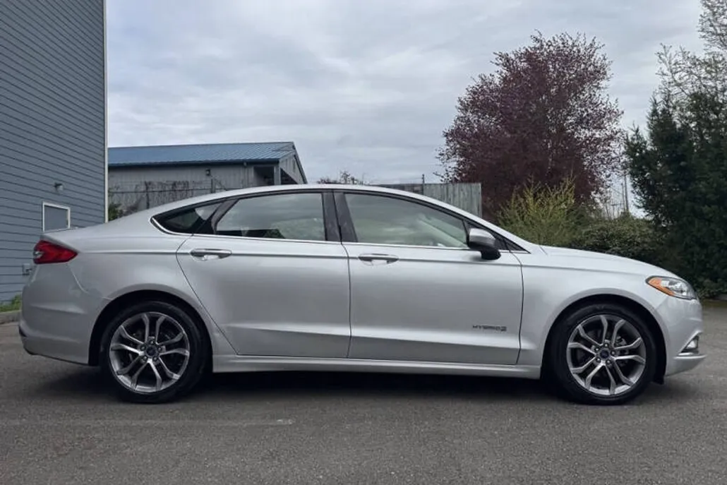2017 Ford Fusion Hybrid SE photo 1