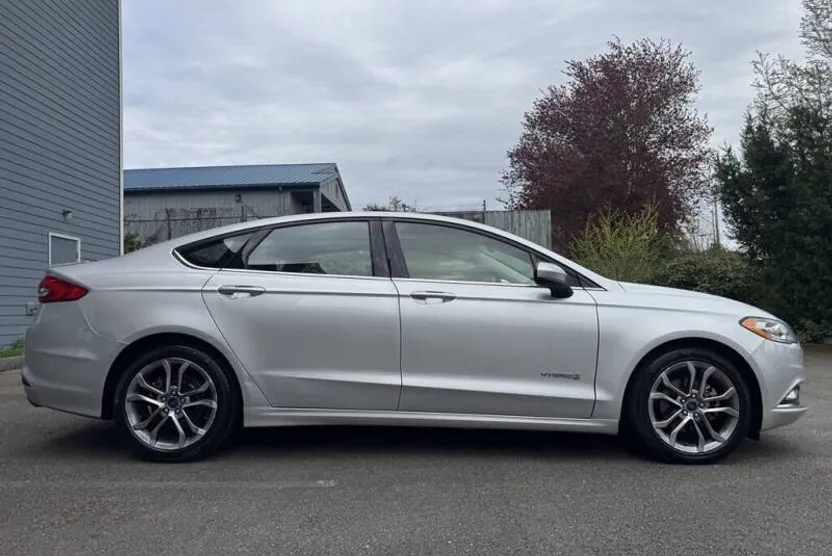 2017 Ford Fusion Hybrid SE photo 1