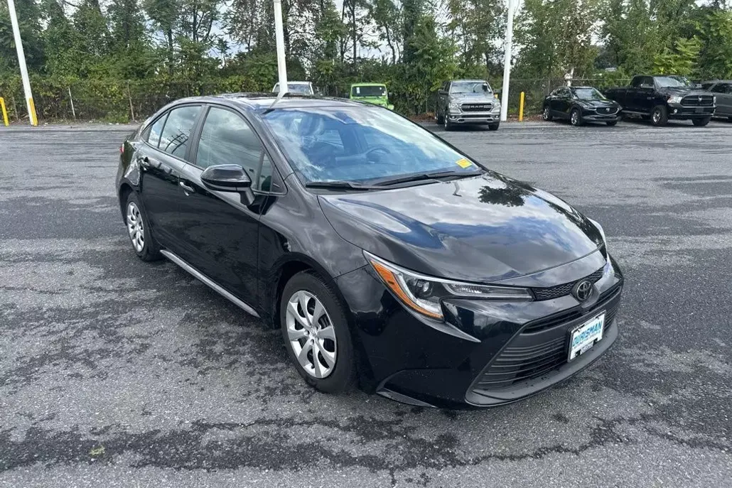 2023 Toyota Corolla LE photo 1