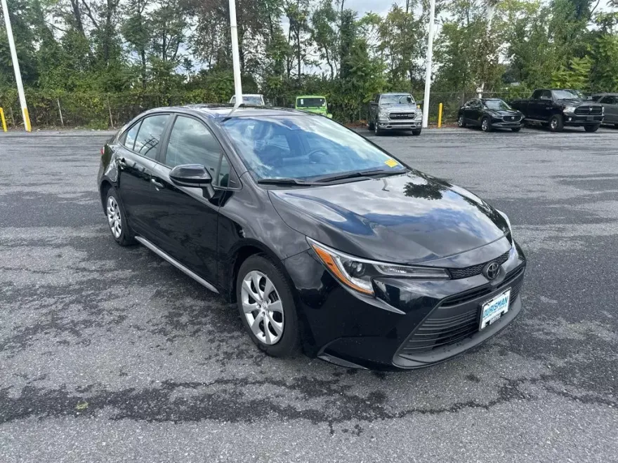 2023 Toyota Corolla LE photo 1