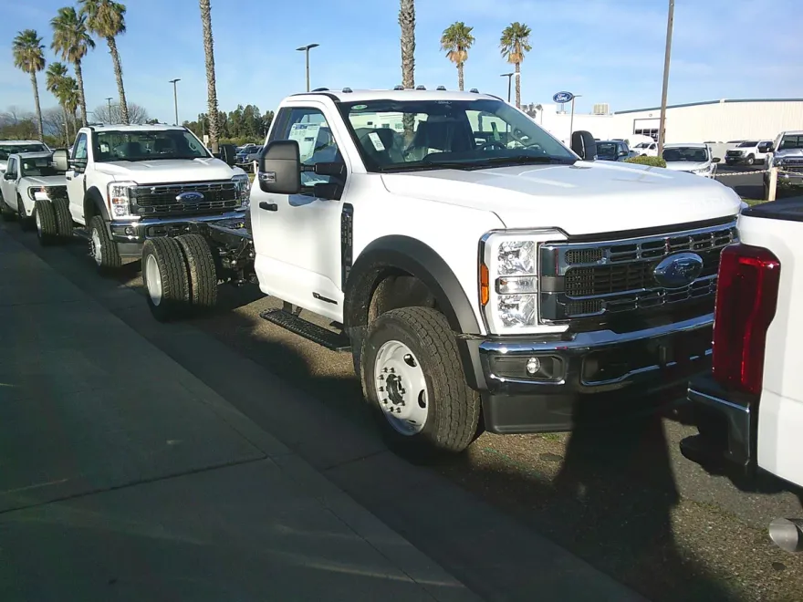 2024 Ford F-600 photo 1