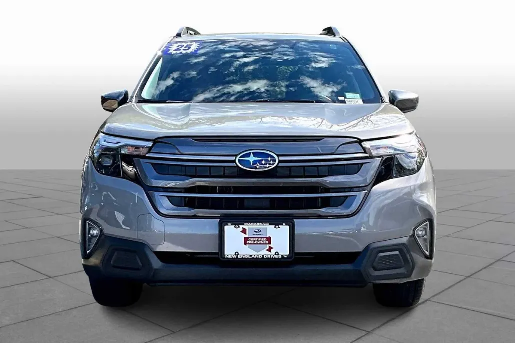 2025 Subaru Forester Premium photo 1