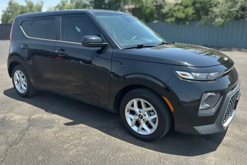 2022 Kia Soul LX photo 1