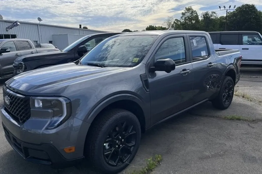 2025 Ford Maverick Lariat photo 1