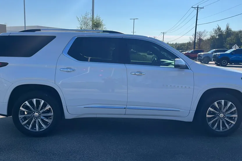 2023 Chevrolet Traverse Premier photo 1