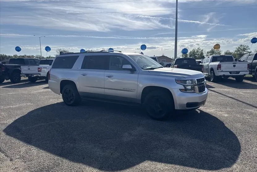 2017 Chevrolet Suburban LT photo 1
