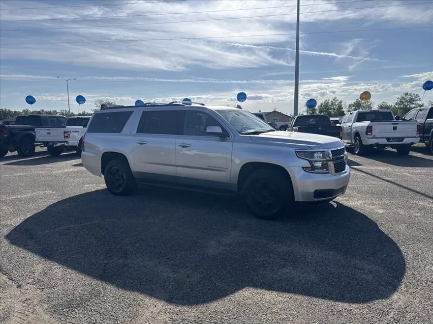 2017 Chevrolet Suburban LT photo 1