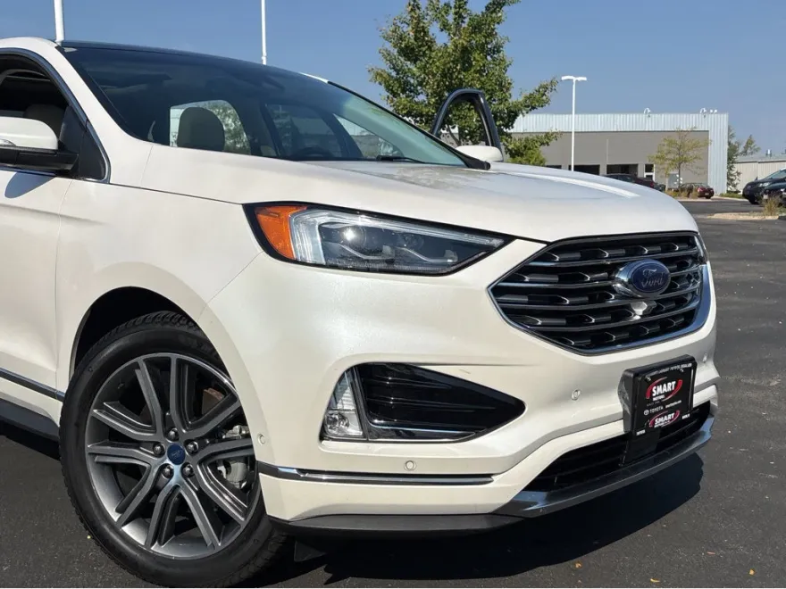 2019 Ford Edge Titanium photo 1