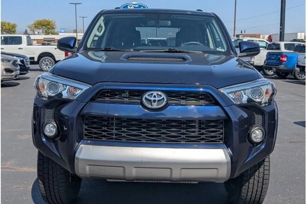 2019 Toyota 4Runner SR5 photo 1