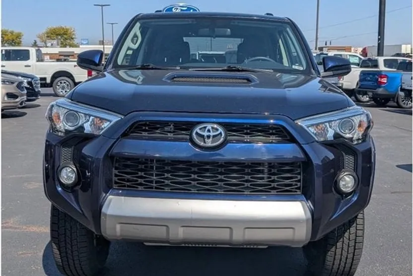 2019 Toyota 4Runner SR5 photo 1