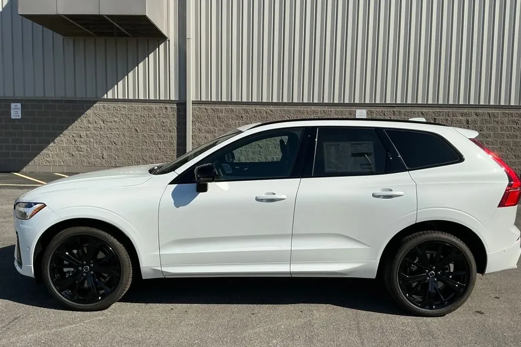 2026 Volvo XC60 B5 photo 1
