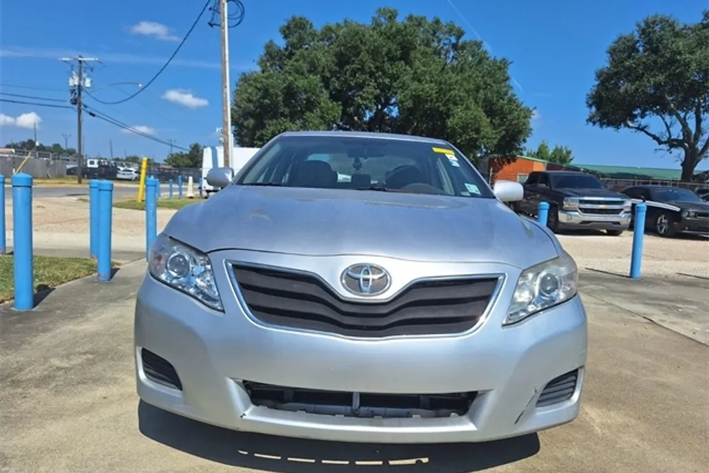 2010 Toyota Camry LE photo 1