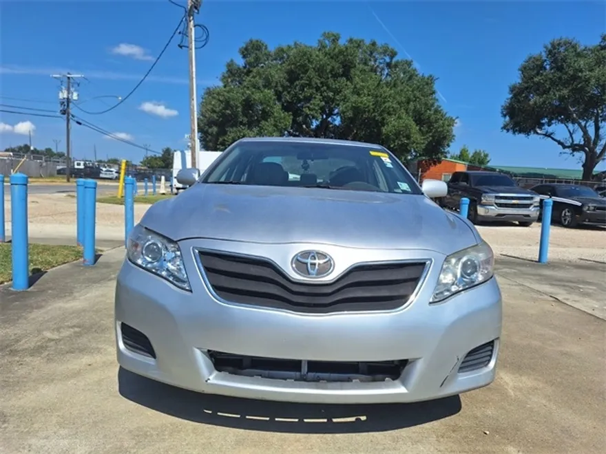 2010 Toyota Camry LE photo 1