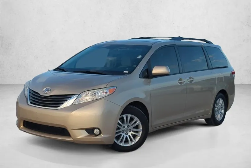 2013 Toyota Sienna XLE photo 1